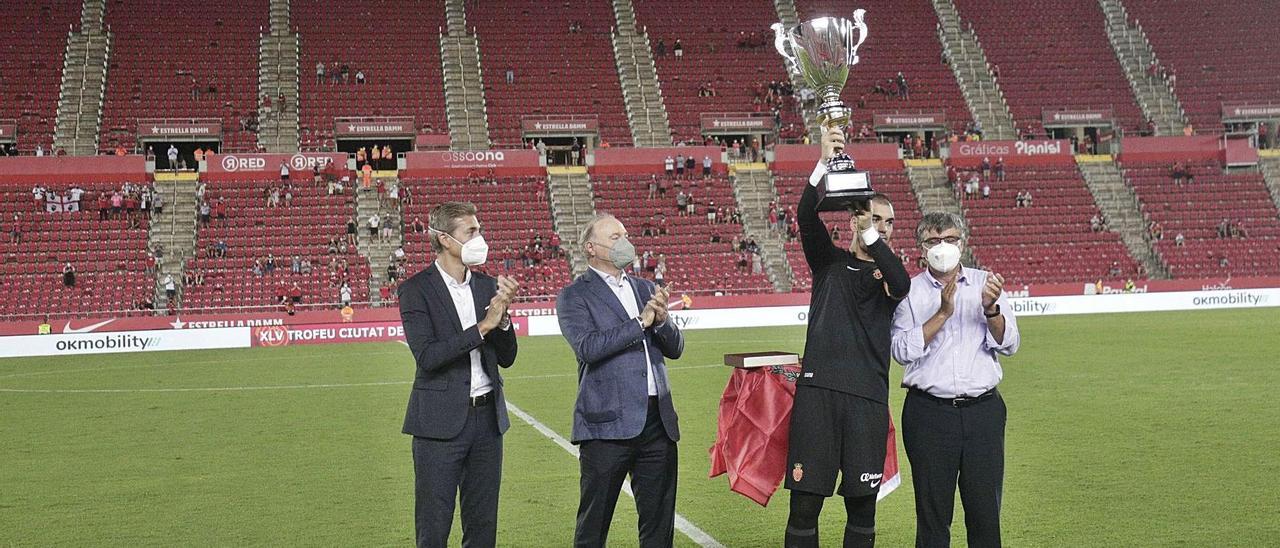 El capitán del Mallorca, Manolo Reina, levanta el trofeo del Ciutat de Palma ante los pocos espectadores que acudieron el sábado a Son Moix.