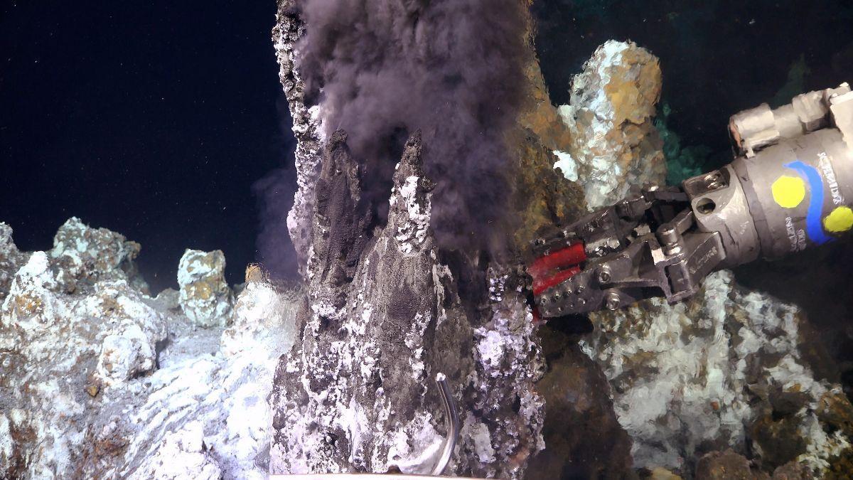 Los investigadores toman una muestra geológica cerca de Tica Vent en East Pacific Rise, a 2.500 metros de profundidad.