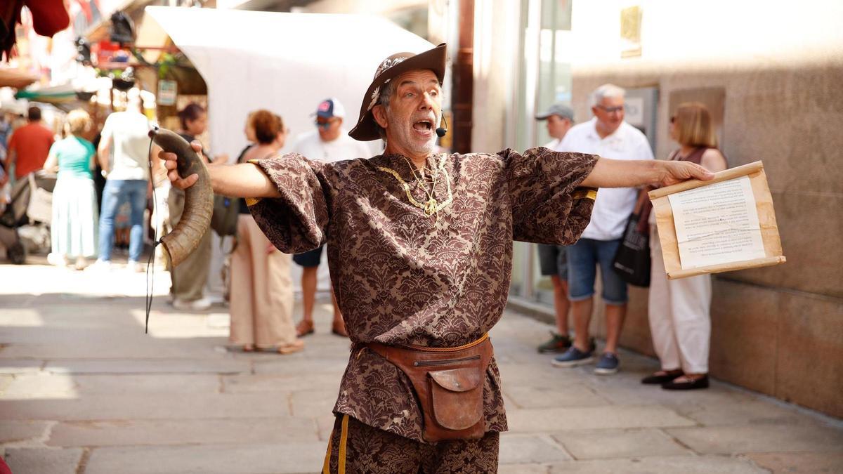 Un pregoeiro anuncia o inicio da Feira Medieval polas rúas do casco histórico de Noia.