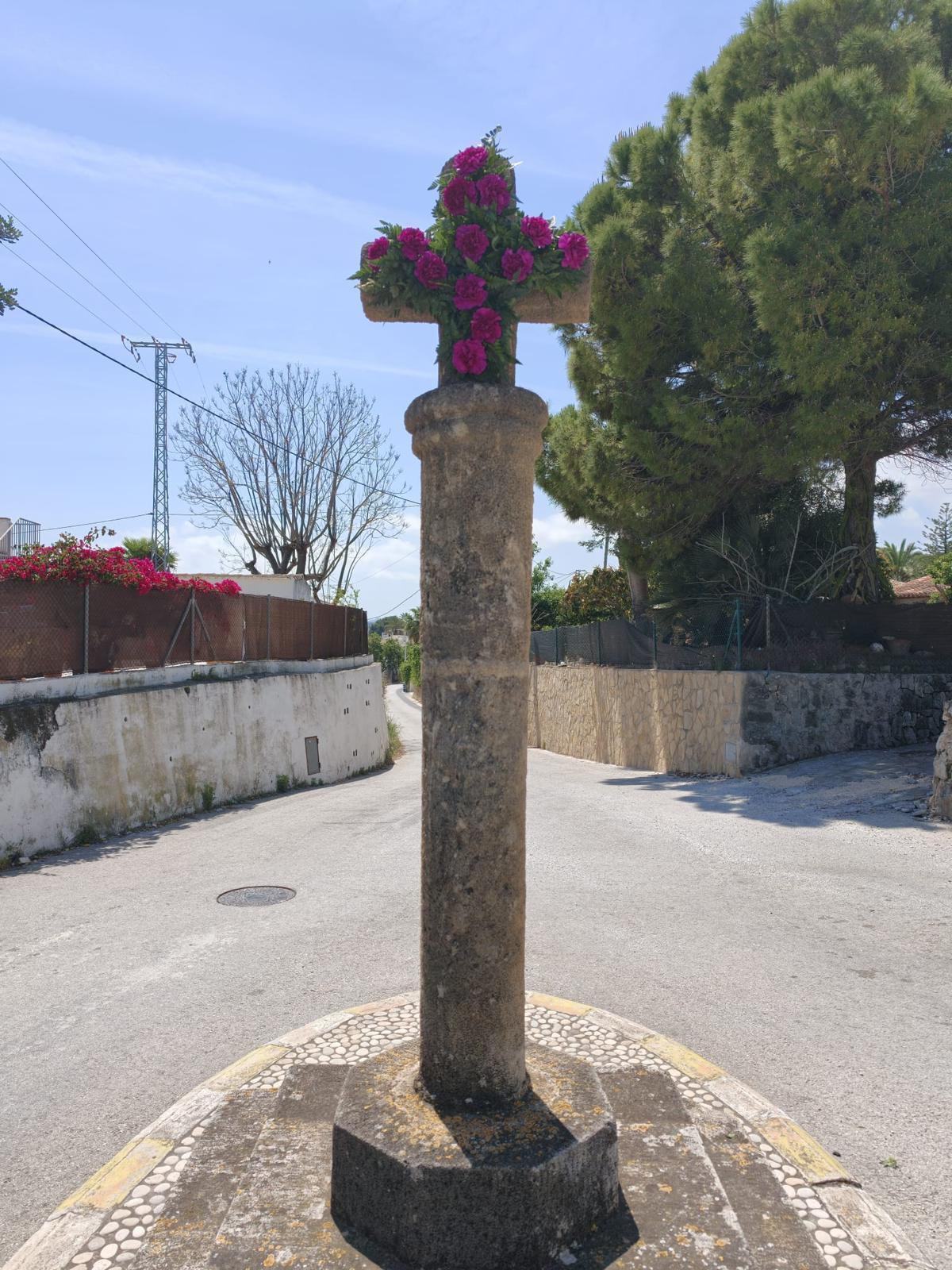 La cruz de tosca de la partida del Colomer, adornada con flores