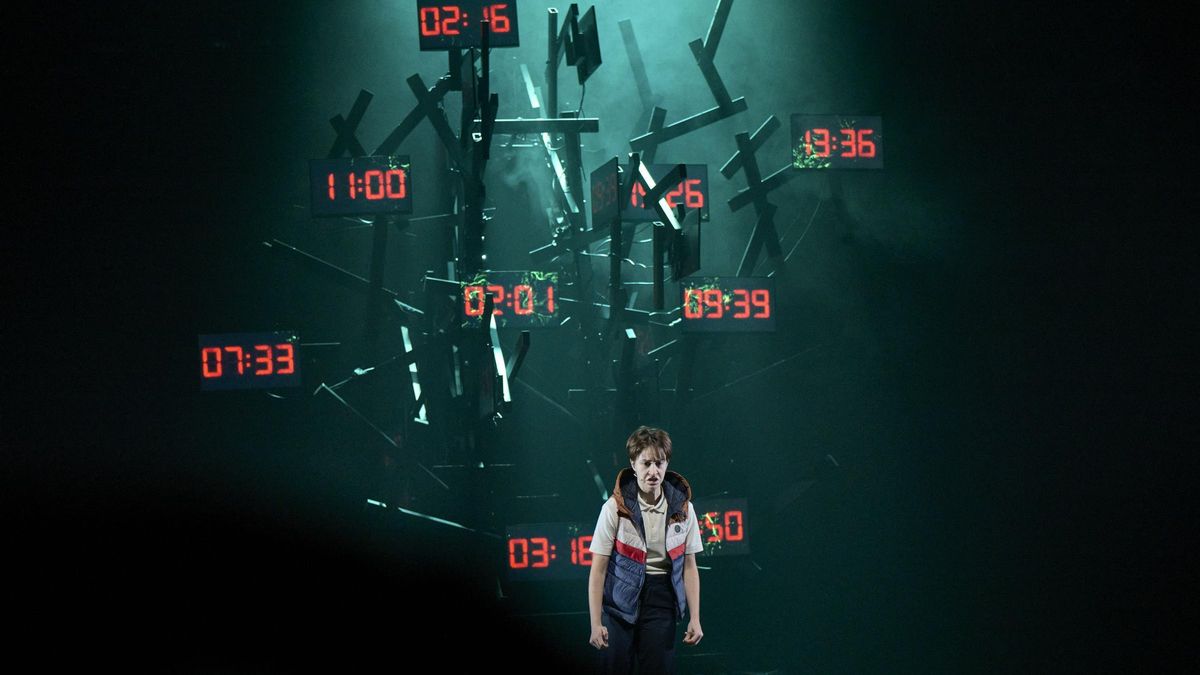 Elisa Hipólito interpreta a Connor, el protagonista de 'Un monstruo viene a verme', adaptación teatral del libro de Patrick Ness que se representa hasta el domingo en los Teatros del Canal.