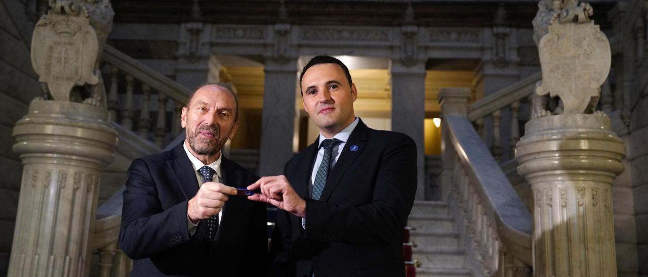 el presidente de la Junta General del Principado, Juan Cofiño y el consejero de Hacienda y Fondos Europeos, Guillermo Peláez, tras la presentación del proyecto de presupuestos para 2024.