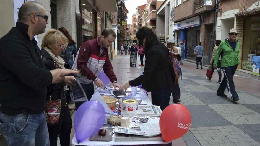 Miembros de Unidos Podemos, ayer en la calle Herreros.