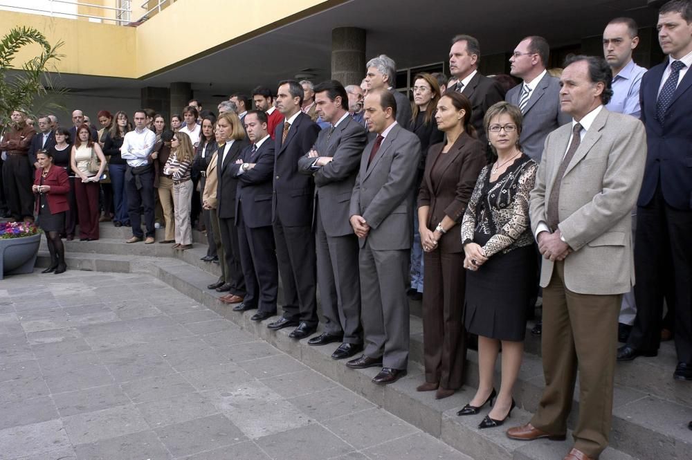 El presidente del Cabildo de Gran Canaria, José Manuel Soria junto a todos los miembros del consistorio, guardan cinco minutos de silencio en repulsa por los atentados del 11-M en 2004.