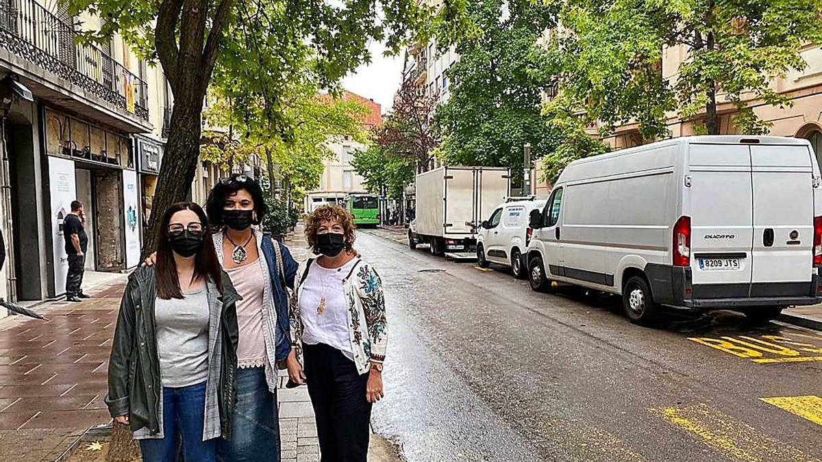 Tània Infante, Neus Uró i Sílvia Gratacòs al carrer Guimerà, ahir | ARXIU PARTICULAR