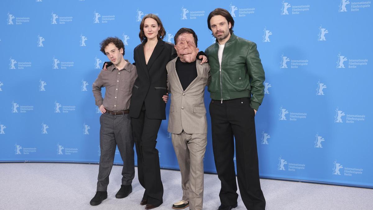 El director Aaron Schimberg y los actores Renate Reinsve, Adam Pearson y Sebastian Stan en el 'photocall' de 'A Different Man'