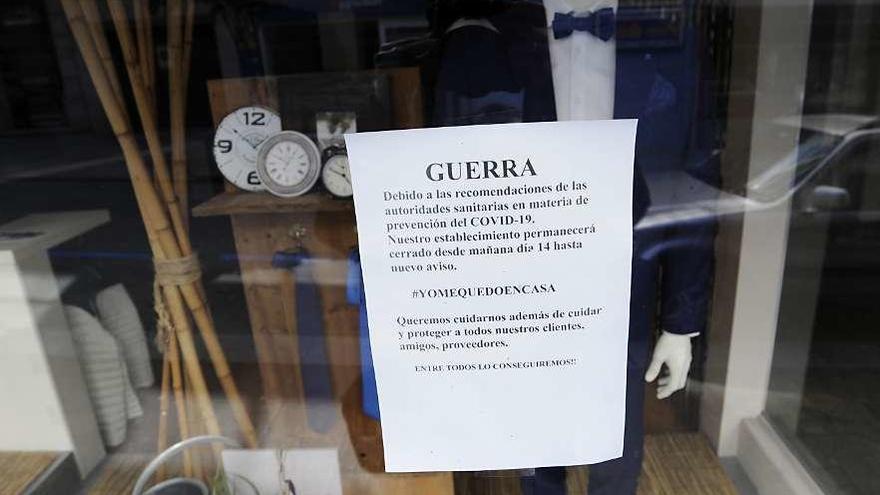 Cartel de cierre por el coronavirus en un establecimiento comercial de Lalín. // Bernabé / Javier Lalín