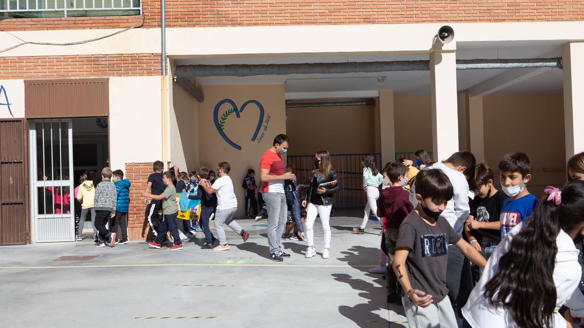 Unos niños juegan en el patio de un colegio concertado.