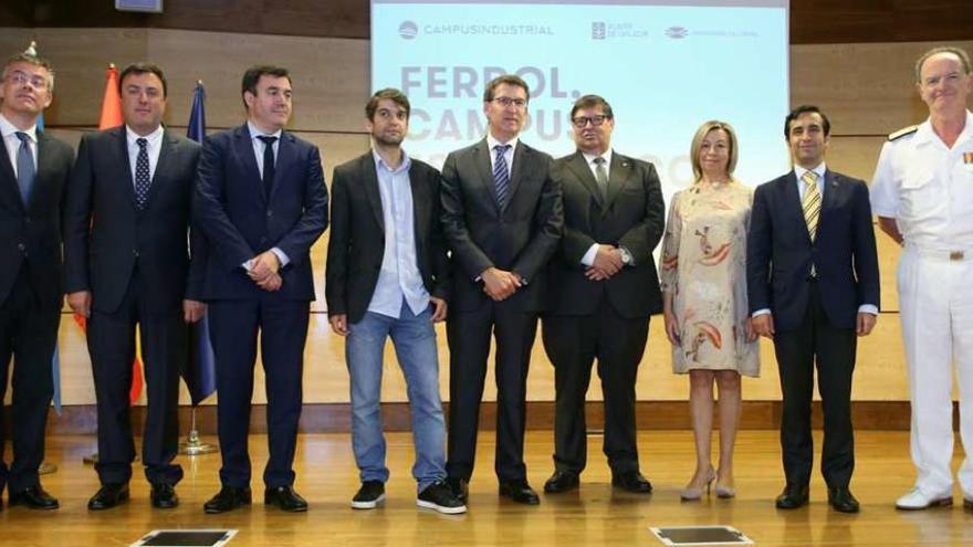 Feijóo, entre el rector de la UDC (dcha.) y el alcalde de Ferrol, Jorge Suárez (izda.), acompañados de otras autoridades, en la presentación del proyecto.