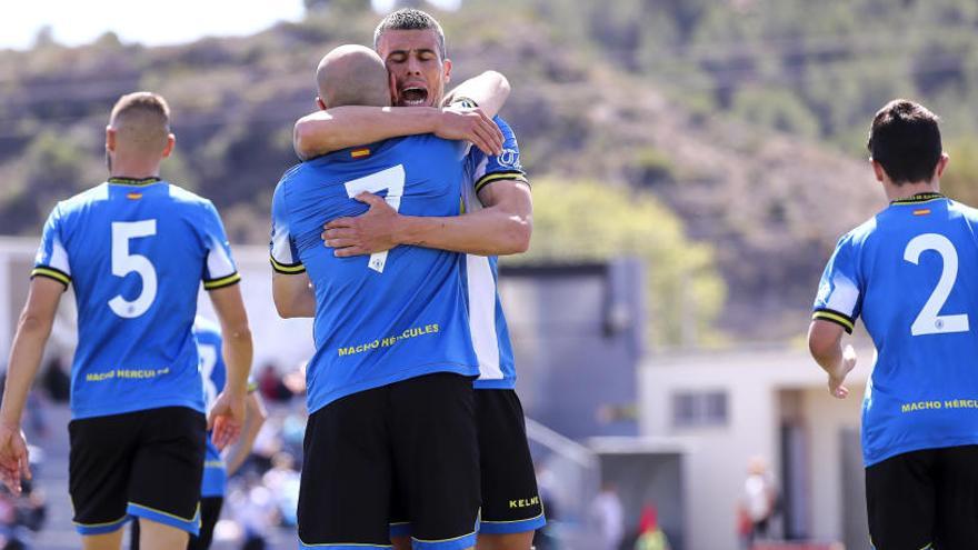 Abrazo de Pol Bueso a Chechu Flores tras su decisivo gol en Sagunto