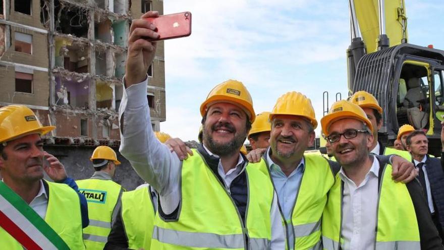 Matteo Salvini (2i) se fotografía con varios trabajadores.