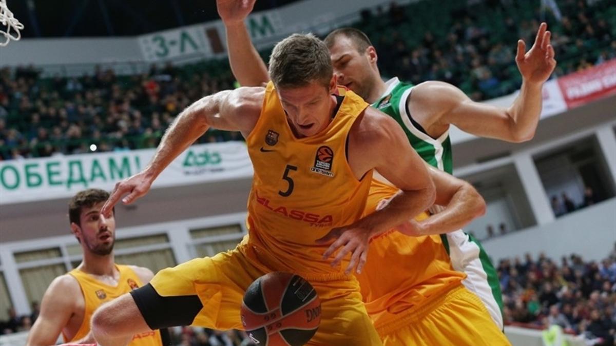 El azulgrana Justin Doellman trata de controlar el balón ante un jugador del Unics Kazan.