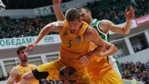 El azulgrana Justin Doellman trata de controlar el balón ante un jugador del Unics Kazan.