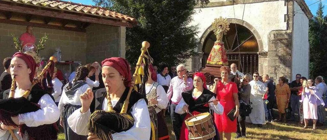 Salida de la procesión de la Pilarica, ayer, en Poreñu.