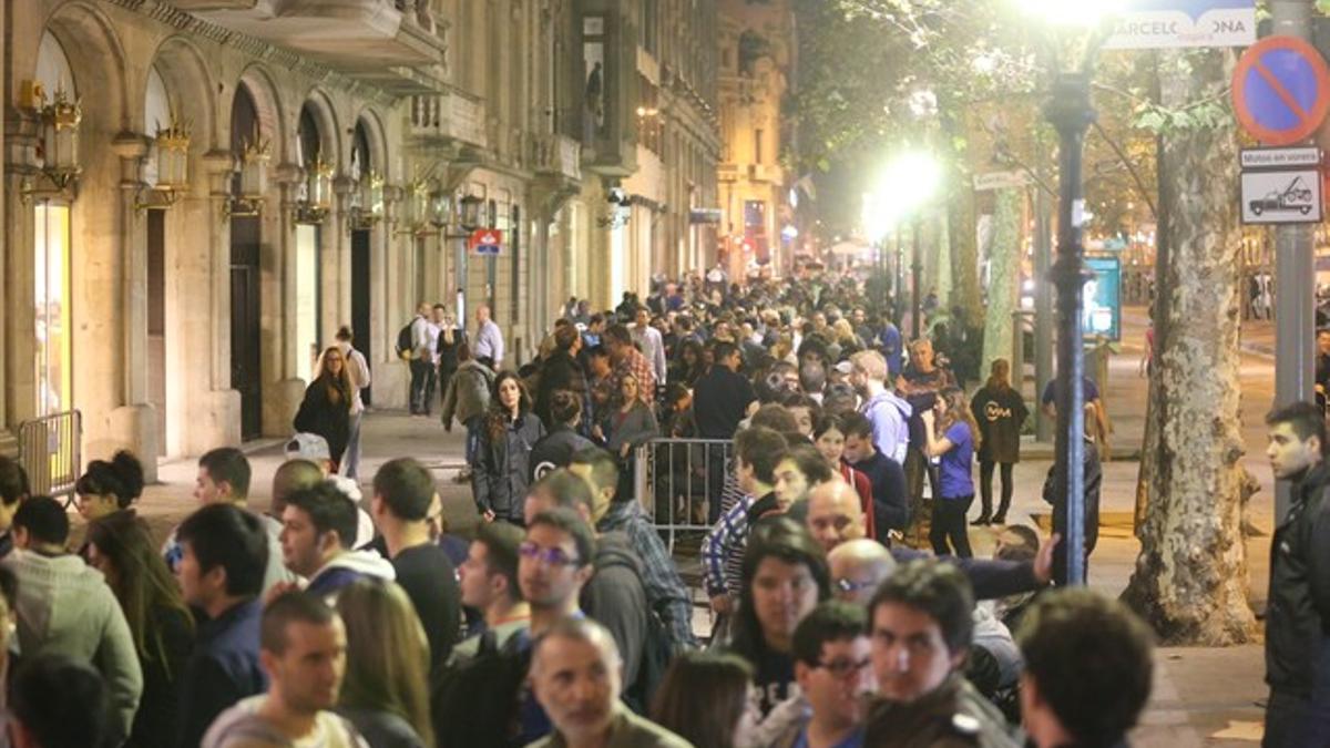 Colas ante la tienda de Apple de Paseo de Gràcia.