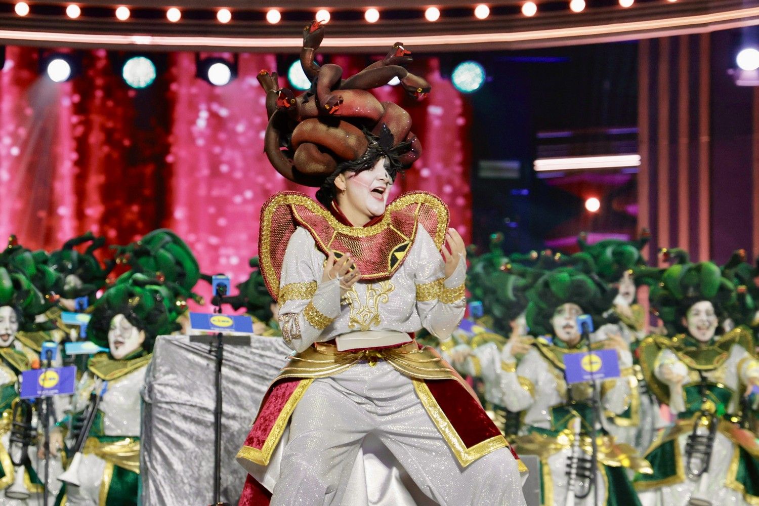 Actuación de la murga Las Trabalonas.