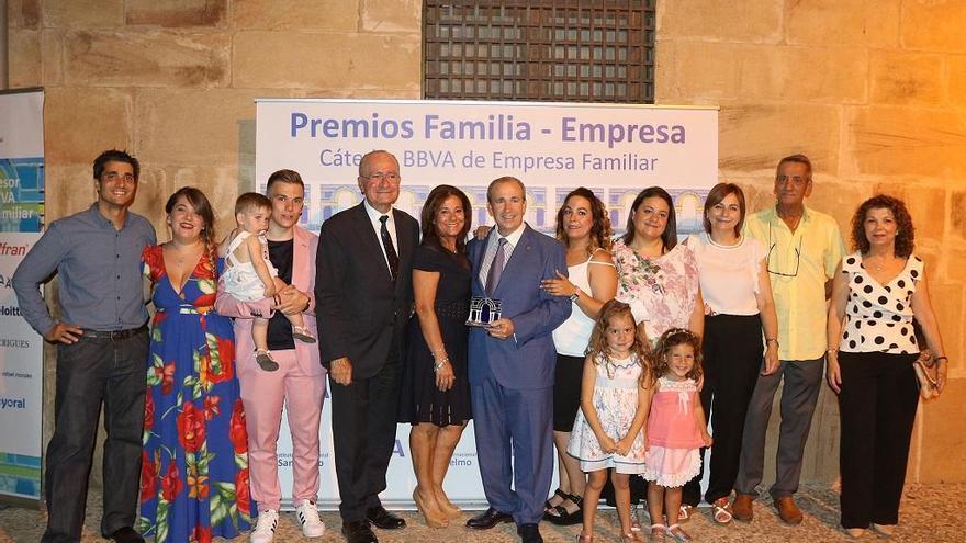 Foto de familia de la entrega del premio.