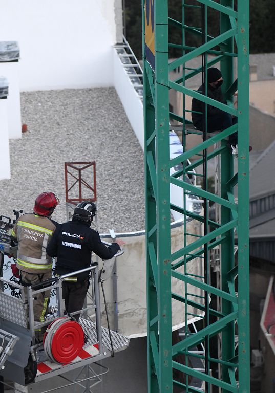 Un hombre amenaza con tirarse desde una grúa en Murcia