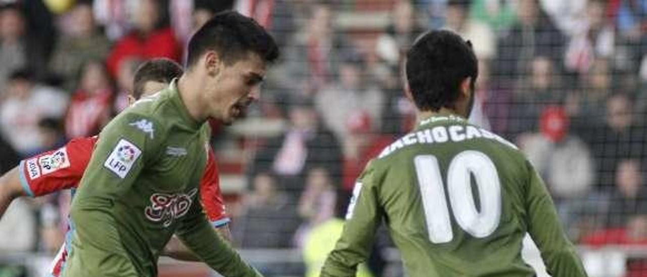 Sergio y Nacho Cases, durante una jugada del partido.