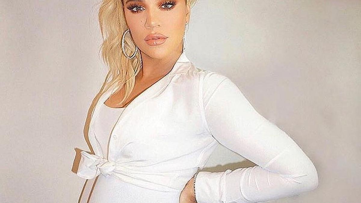 Khloe Kardashian embarazada y de blanco