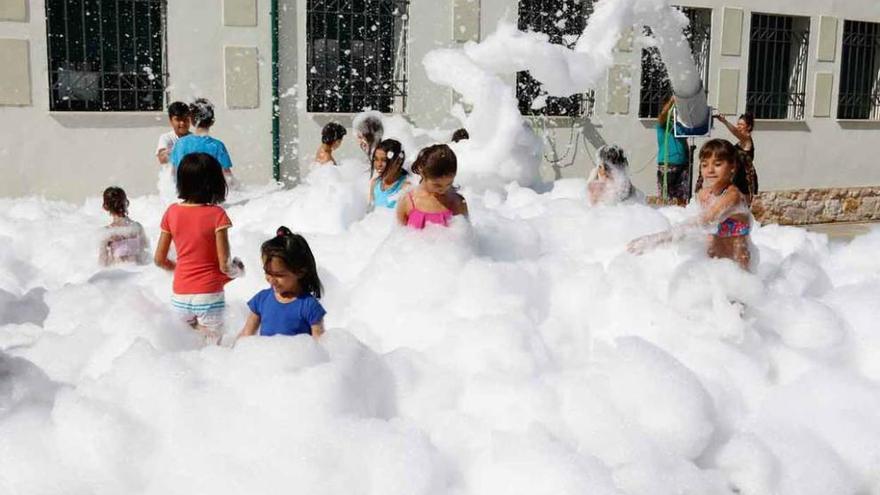 Varios niños juegan con la espuma ayer en San Frontis.