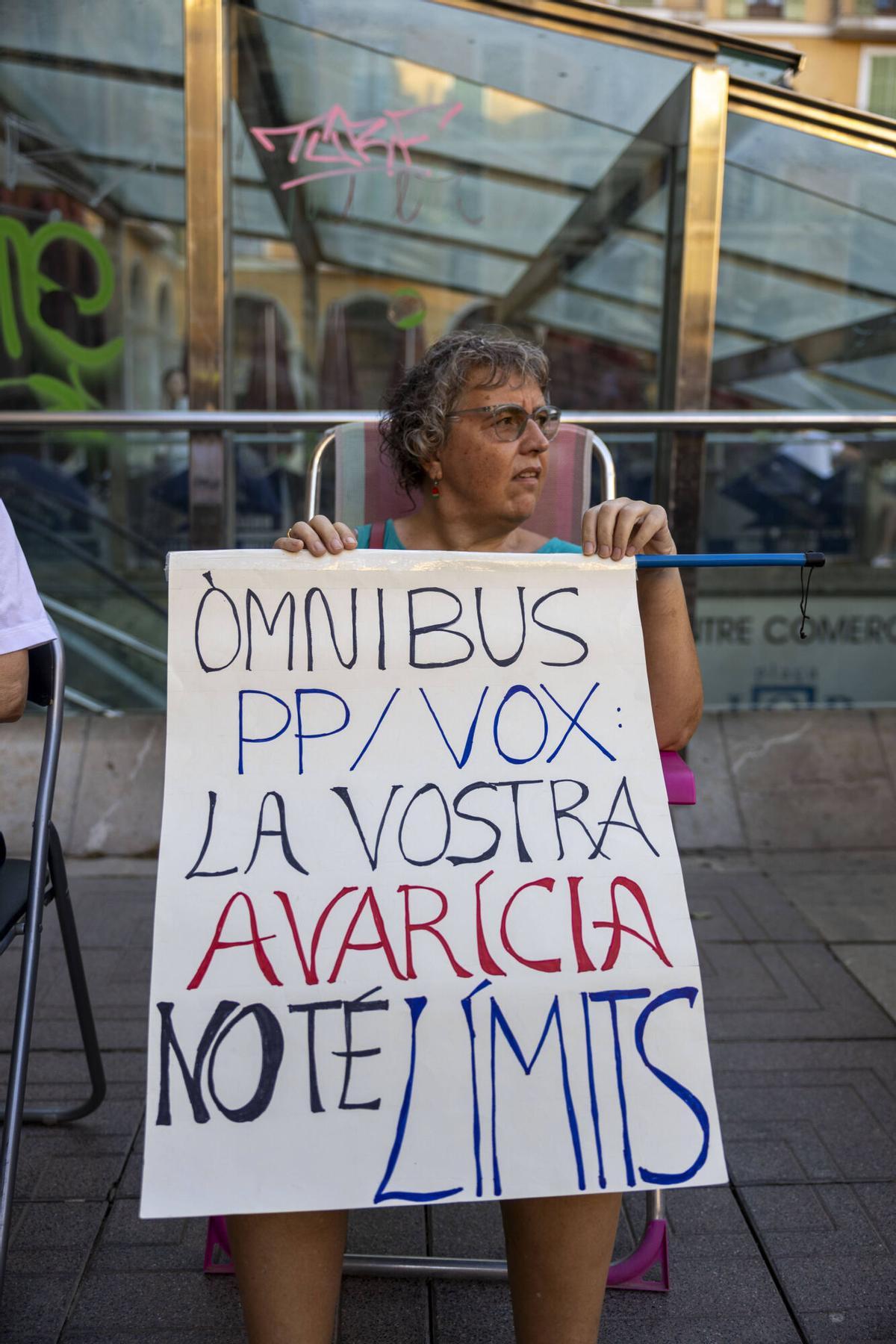 Centenares de personas participan en la cadena ‘a la fresca’ contra la masificación turística en Mallorca