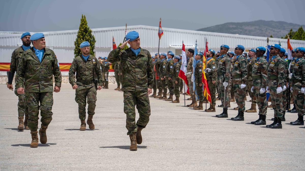 El general de brigada Ignacio Olazabal Elorz, jefe de la BRI X, pasa revista a las tropas en la base española en el Líbano.