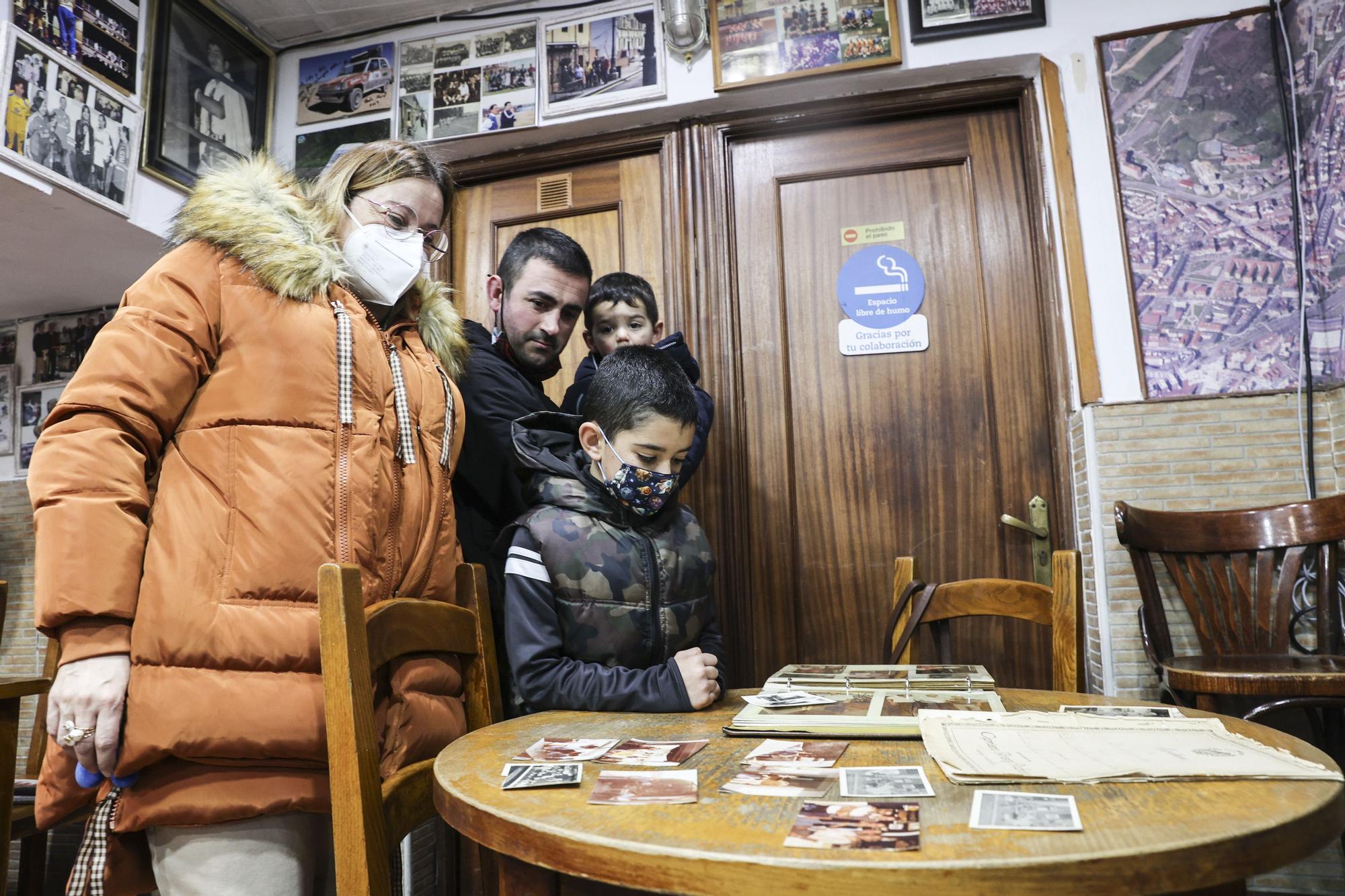 Leticia Posada, junto a su sobrino Manuel Martínez y los hijos de este, Matteo y Luca, observando fotos antiguas