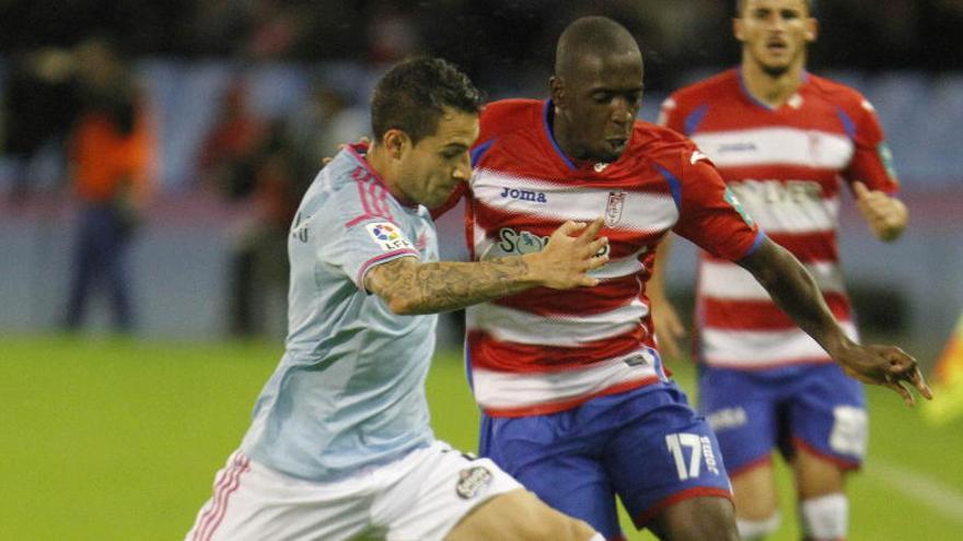 El jugador del Celta Mayo pugna por un balón con Sissoko.