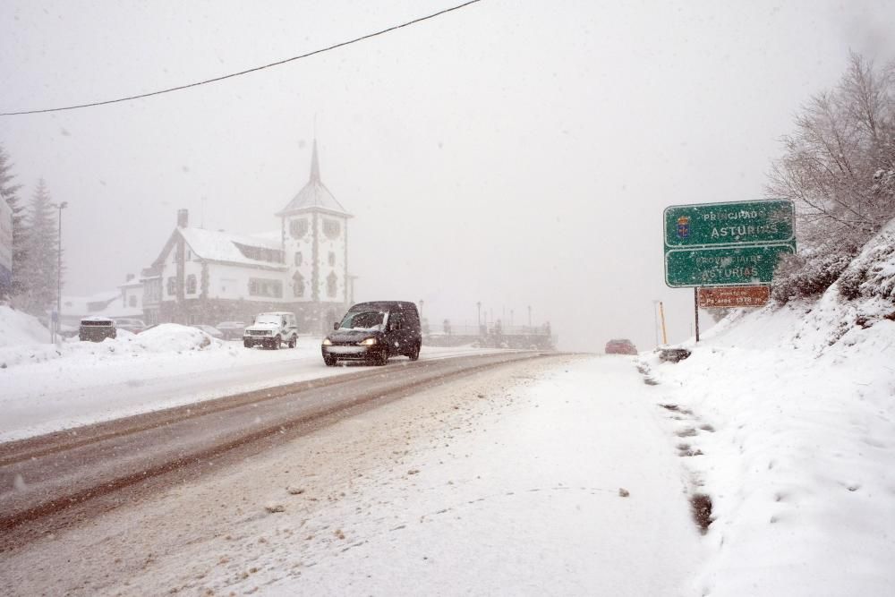 Temporal de nieve en el Puerto de Pajares