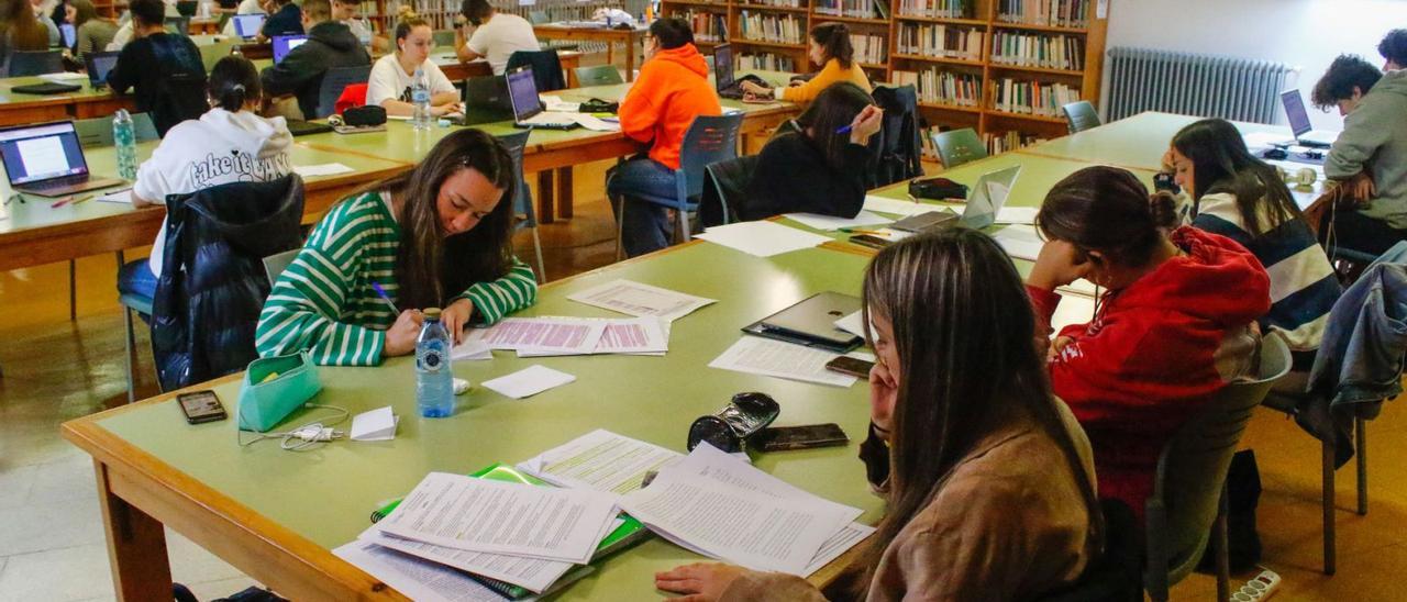 Estudiantes, ayer en la biblioteca municipal Rosalía de Castro de Vilagarcía, dando los últimos repasos al temario.   | // IÑAKI ABELLA