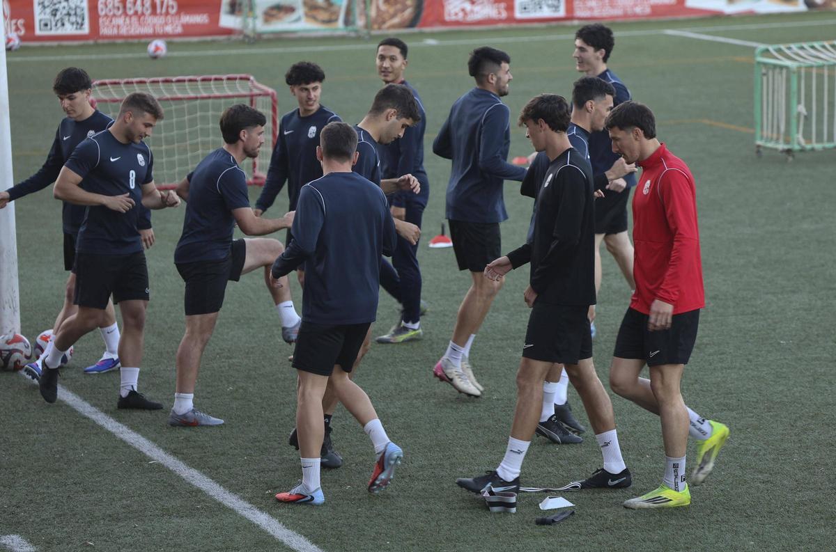 Entrenamiento del primer equipo del CD Acero.