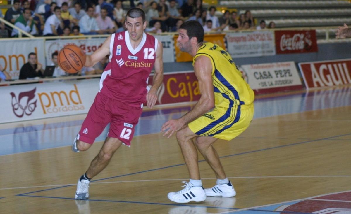 José Antonio Ferrer controla el balón en la campaña 01-02.