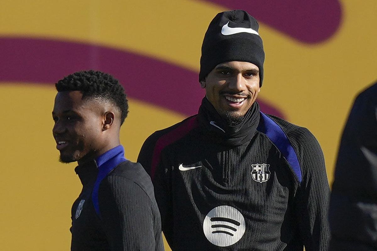 Ronald Araujo y Ansu Fati, en el último entrenamiento antes del Barça-Betis de Copa.