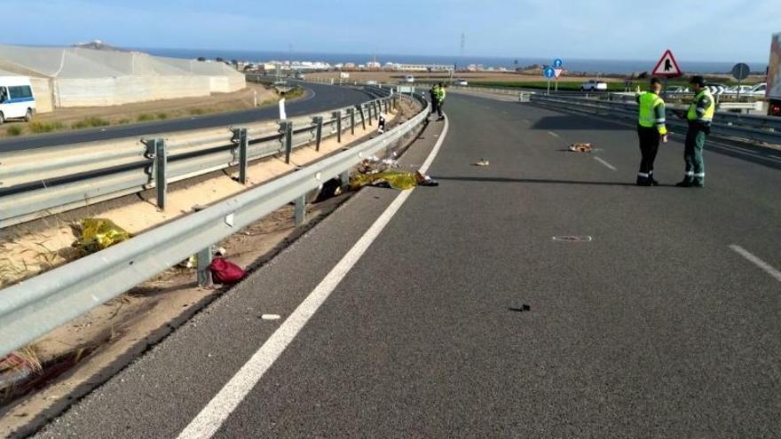 Los cuerpos, en la carretera tras el siniestro.