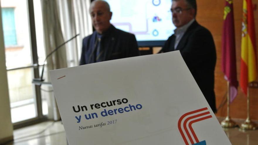 Roque Ortíz, y el director gerente de Emuasa, José Albadalejo en la presentación de la campaña.