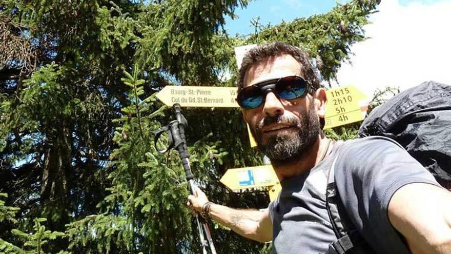 Manuel Moro, durante uno de sus viajes, cruzando los Alpes italianos y suizos por el Gran San Bernardo.