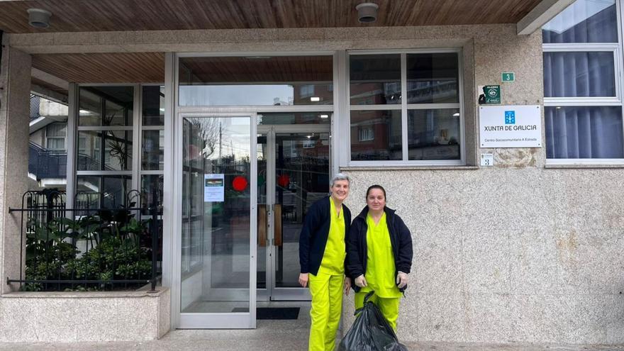 Miembros del personal de limpieza ante las instalaciones del centro.