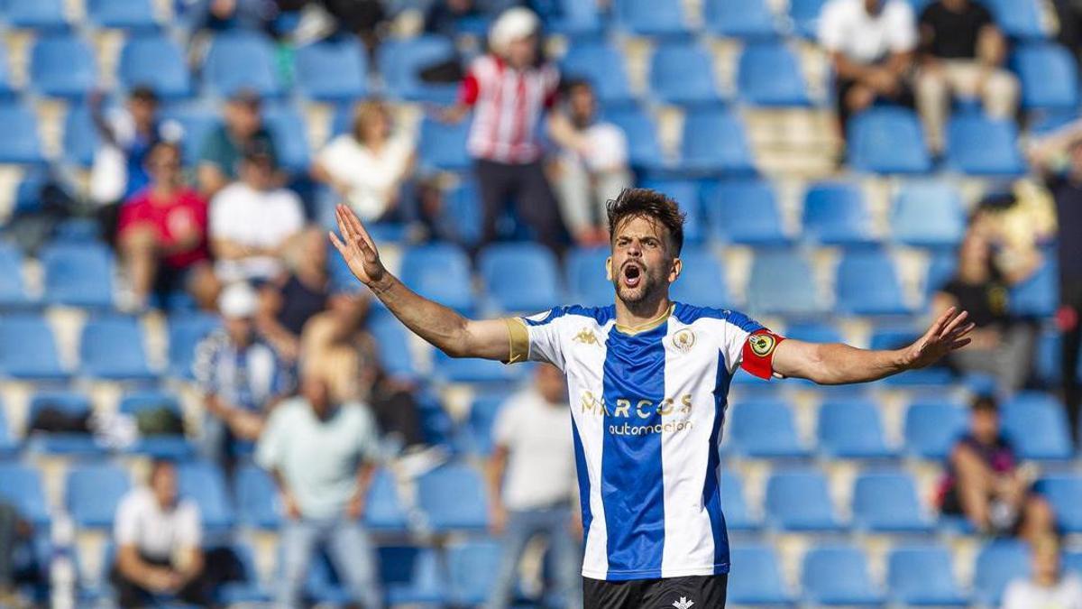 Raúl Ruiz reclama la atención de sus compañeros en el transcurso de un partido en el Rico Pérez.