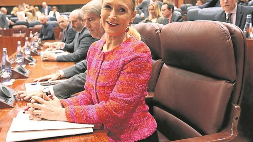 La salida de Cristina Cifuentes dificulta a Rajoy su futuro