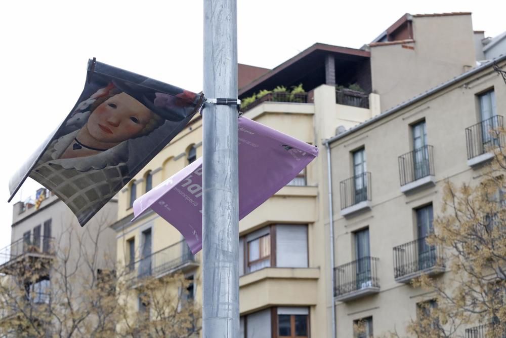 L'efecte del vent sobre els cartells a la ciutat de Girona