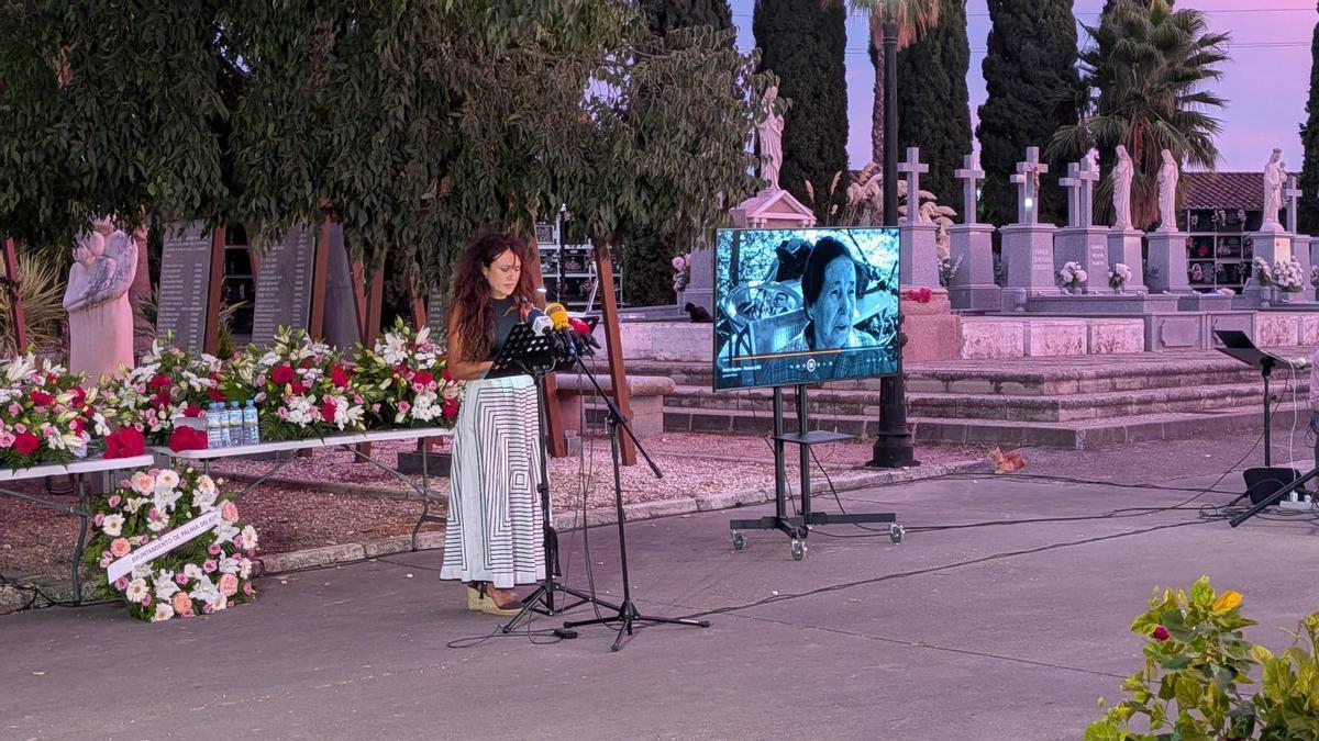 Emilia Arroyo interviene en el acto de homenaje a los represaliados del franquismo en Palma del Río.