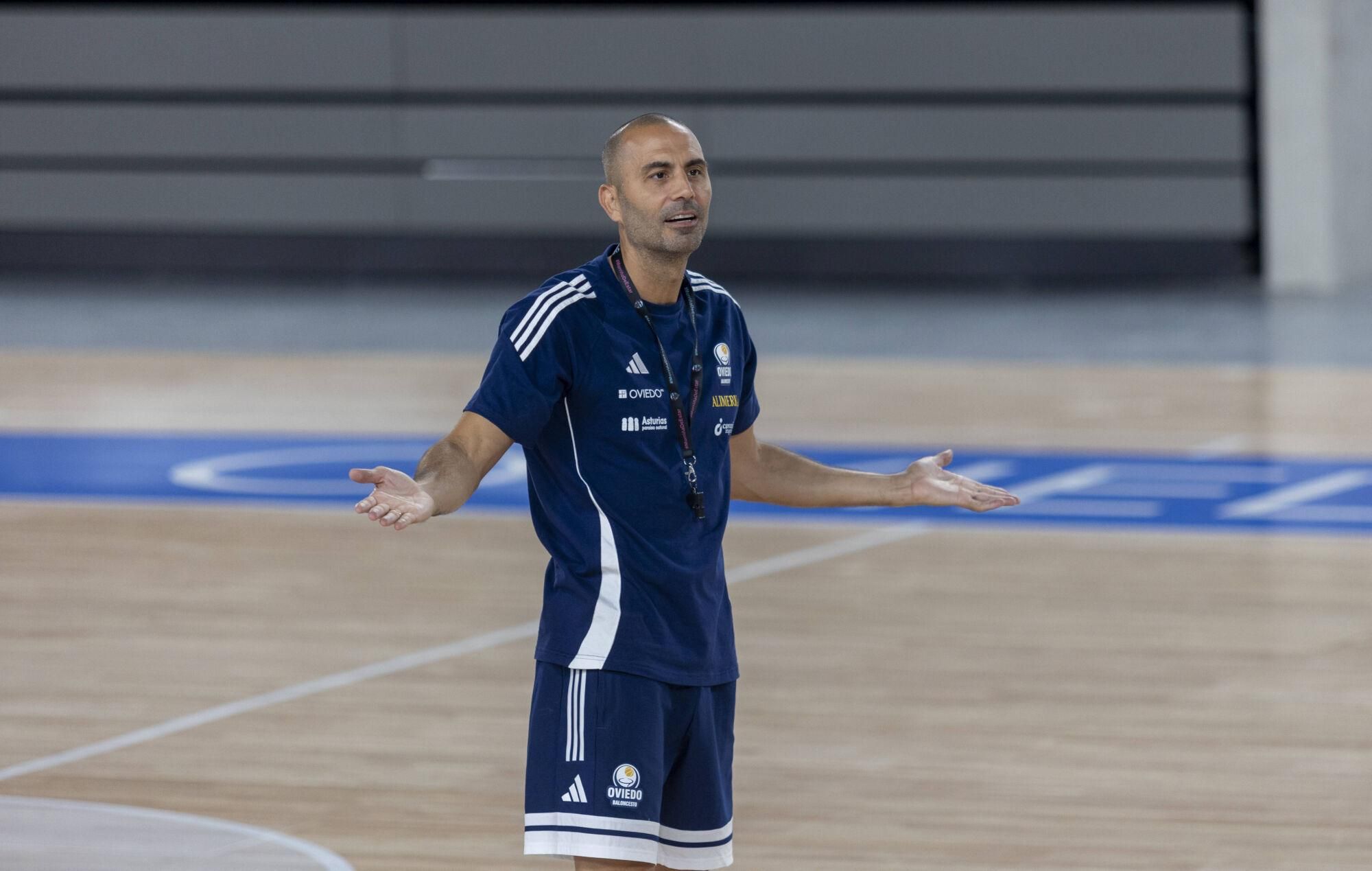 EN IMÁGENES: Así fue el primer entrenamiento del Alimerka Oviedo Baloncesto en "una de las mejores pistas" de Primera FEB