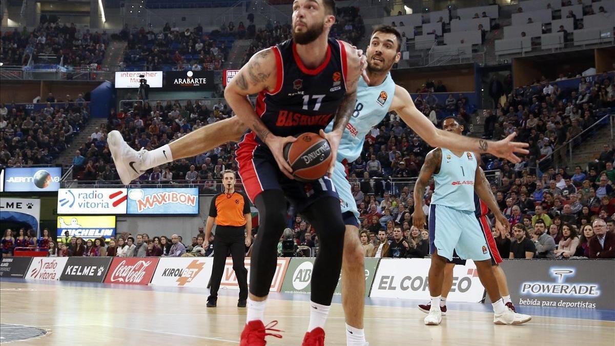 El jugador del Baskonia Poirier gana la posición en la zona azulgrana en presencia de Oriola