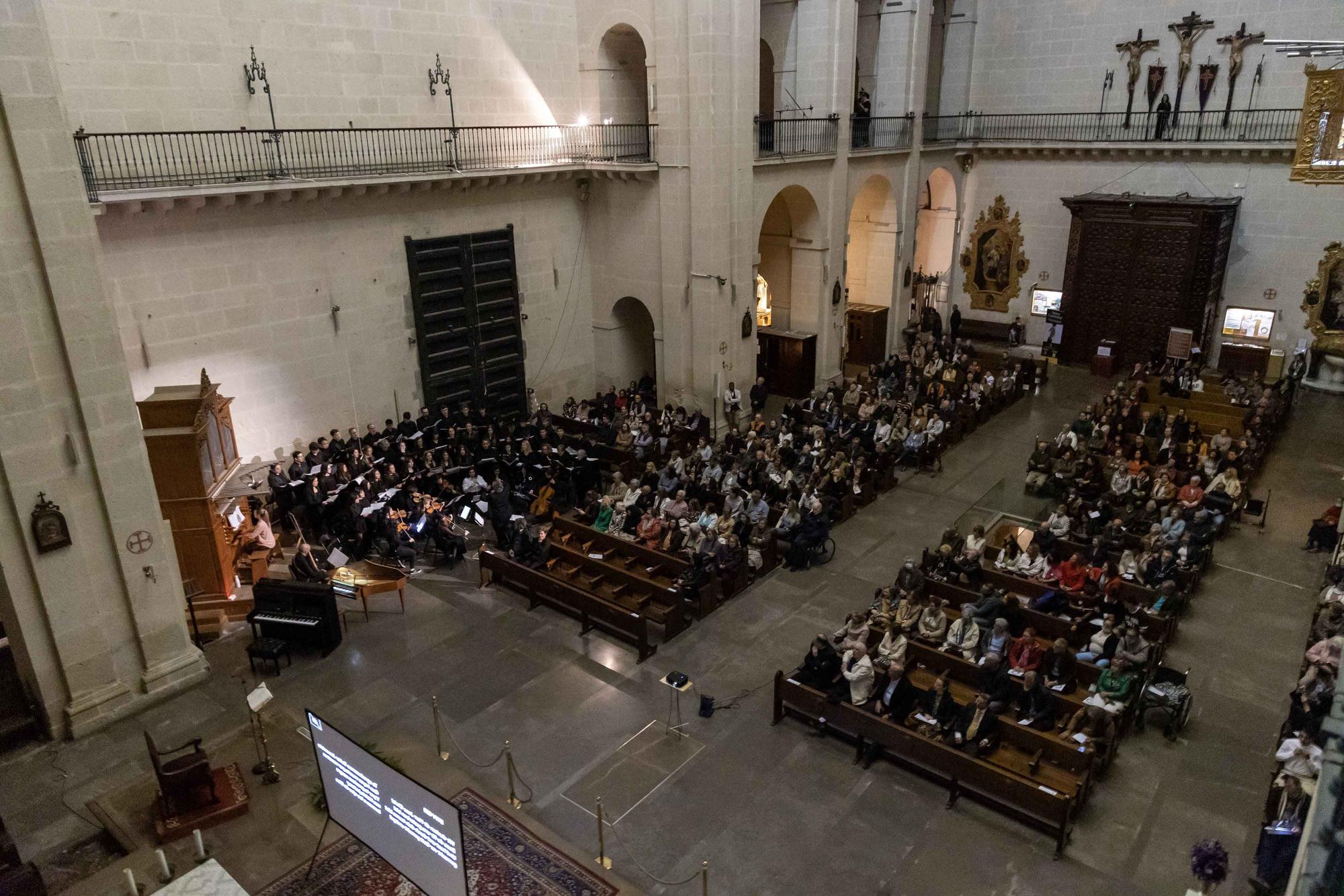 Alumnos del Conservatorio José Tomás de Alicante interpretan la Pasión en la Concatedral de San Nicolás