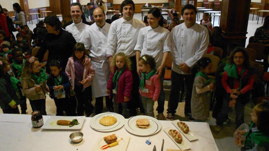 De izq. a dcha., los restauradores Marina, Oscar, Javier, Alberto, Raquel y Miguel, con algunos de los escolares, ante el menú preparado.  // E.G.