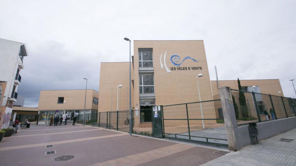 Fachada del edificio Veles e Vents del Grau de Gandia. | ÀLEX OLTRA