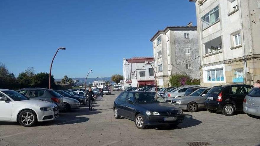 Coches estacionados en área peatonal. // Noé Parga