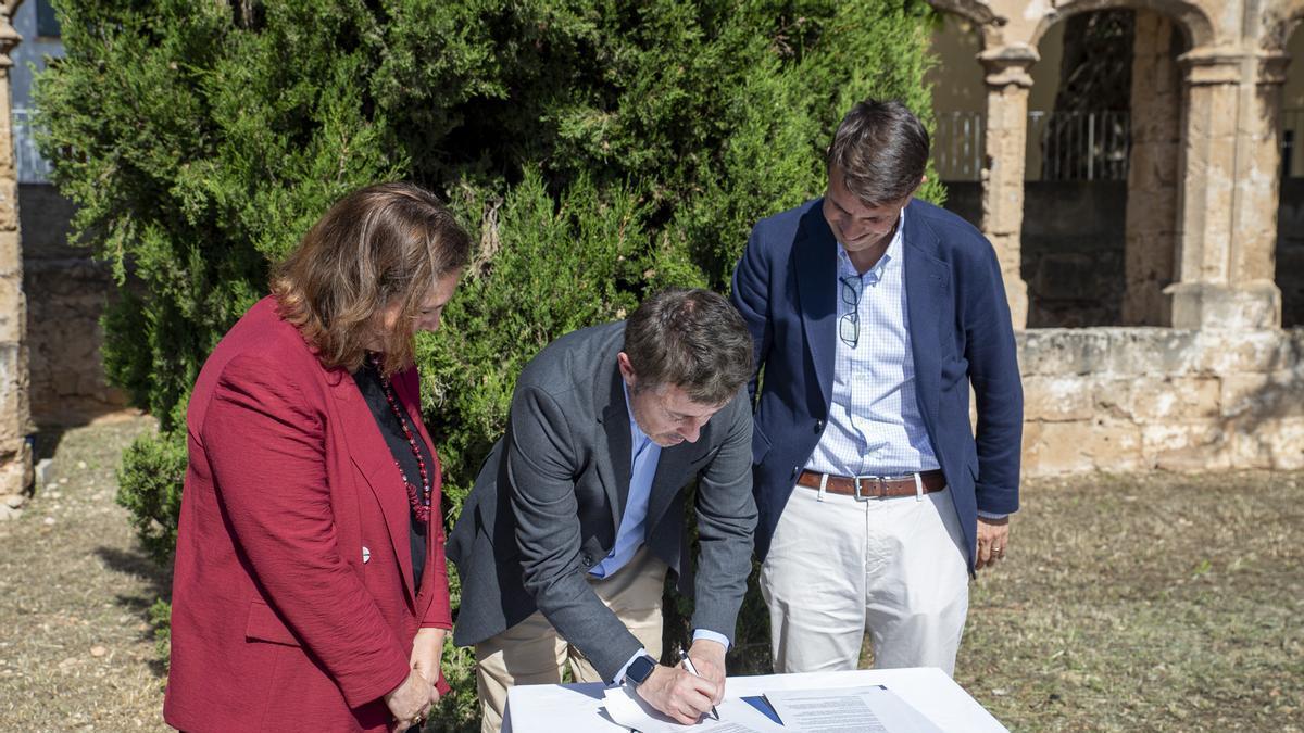 La consellera de Salud, Manuela García, y el director del Ib-Salut, Javier Ureña, han firmado el convenio hoy con el gerente del hospital Sant Joan de Déu, Jaume Morell.