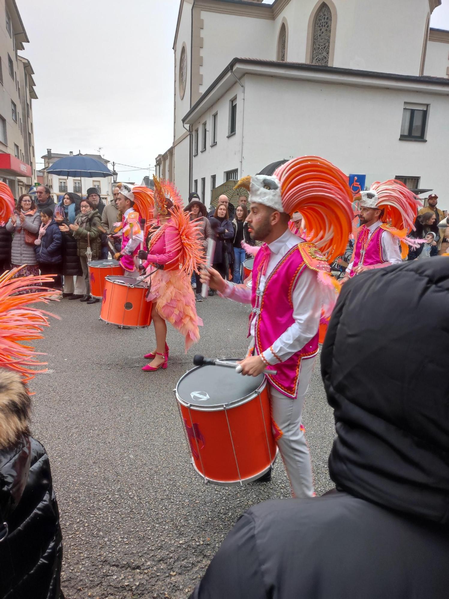 En imágenes: Las calles de Tapia se llenan para ver su vistoso desfile de Carnaval